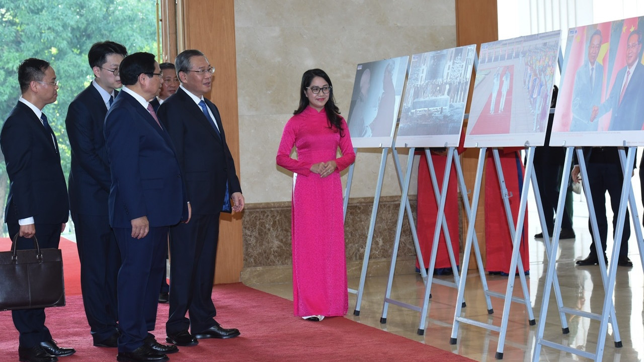 Thủ tướng Phạm Minh Chính giới thiệu với Thủ tướng Trung Quốc Lý Cường về hình ảnh hợp tác giữa Việt Nam và Trung Quốc.