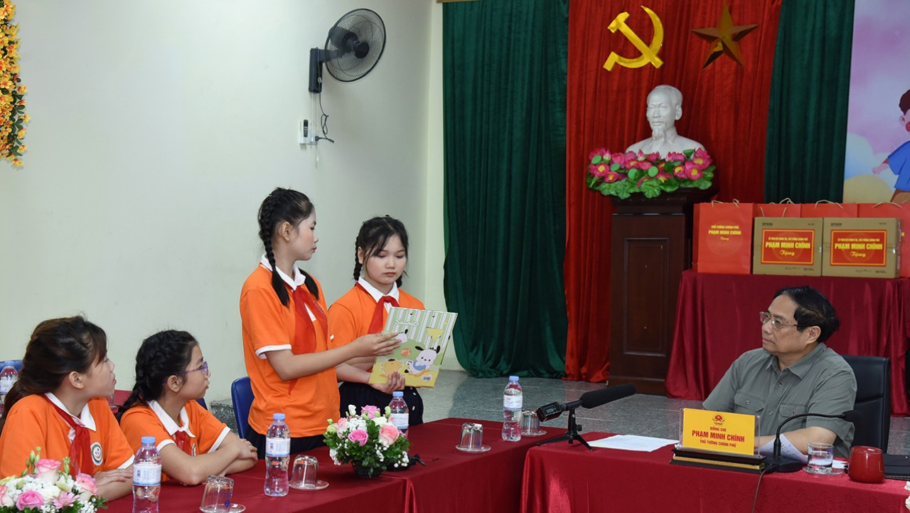 Đại diện các cháu học sinh đang theo học tại Trung tâm Nuôi dưỡng trẻ khuyết tật Hà Nội phát biểu.