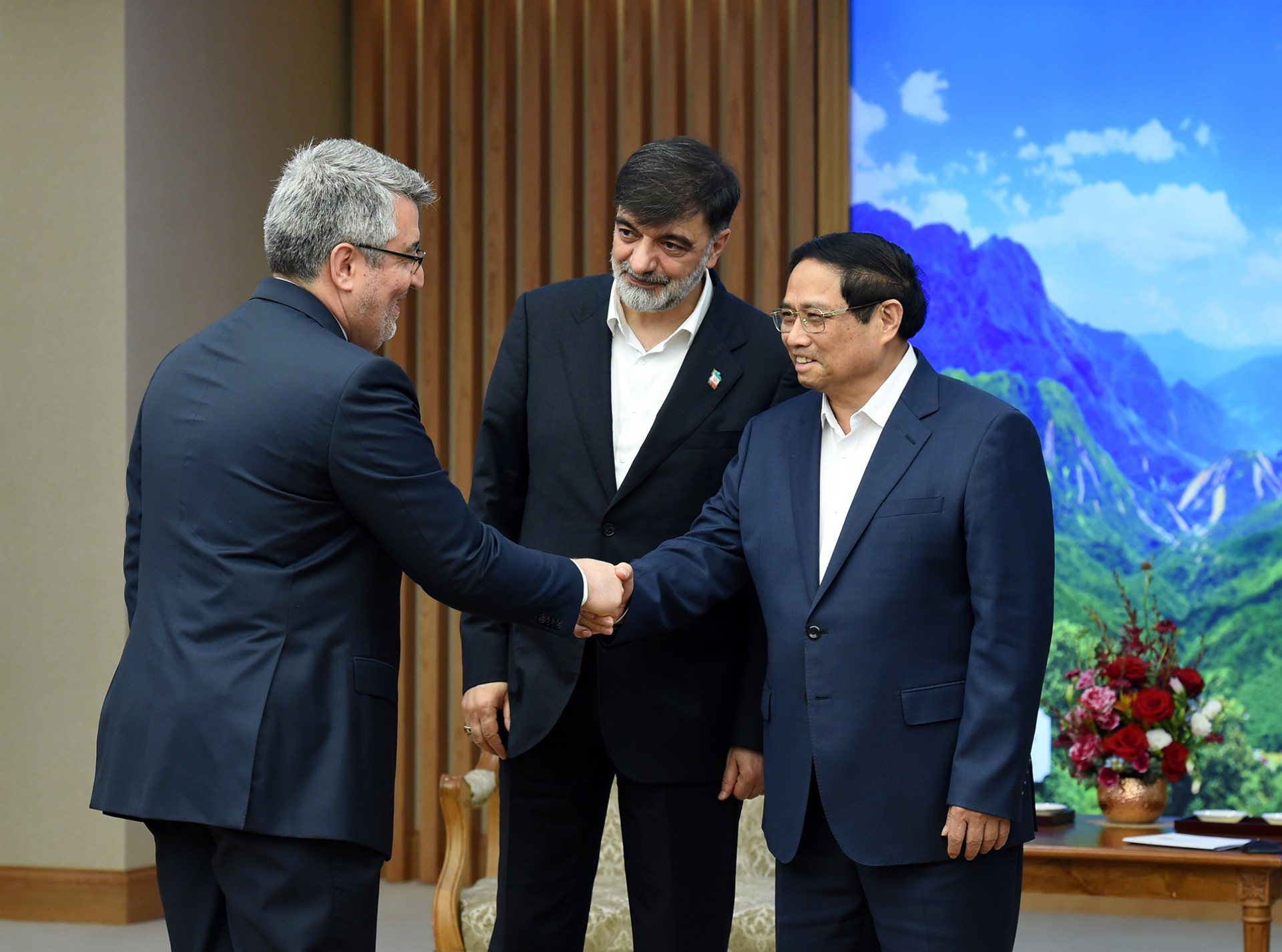 Thủ tướng Phạm Minh Chính đón các thành viên đi Tư lệnh Thực thi pháp luật Iran Ahmad Reza Radan.