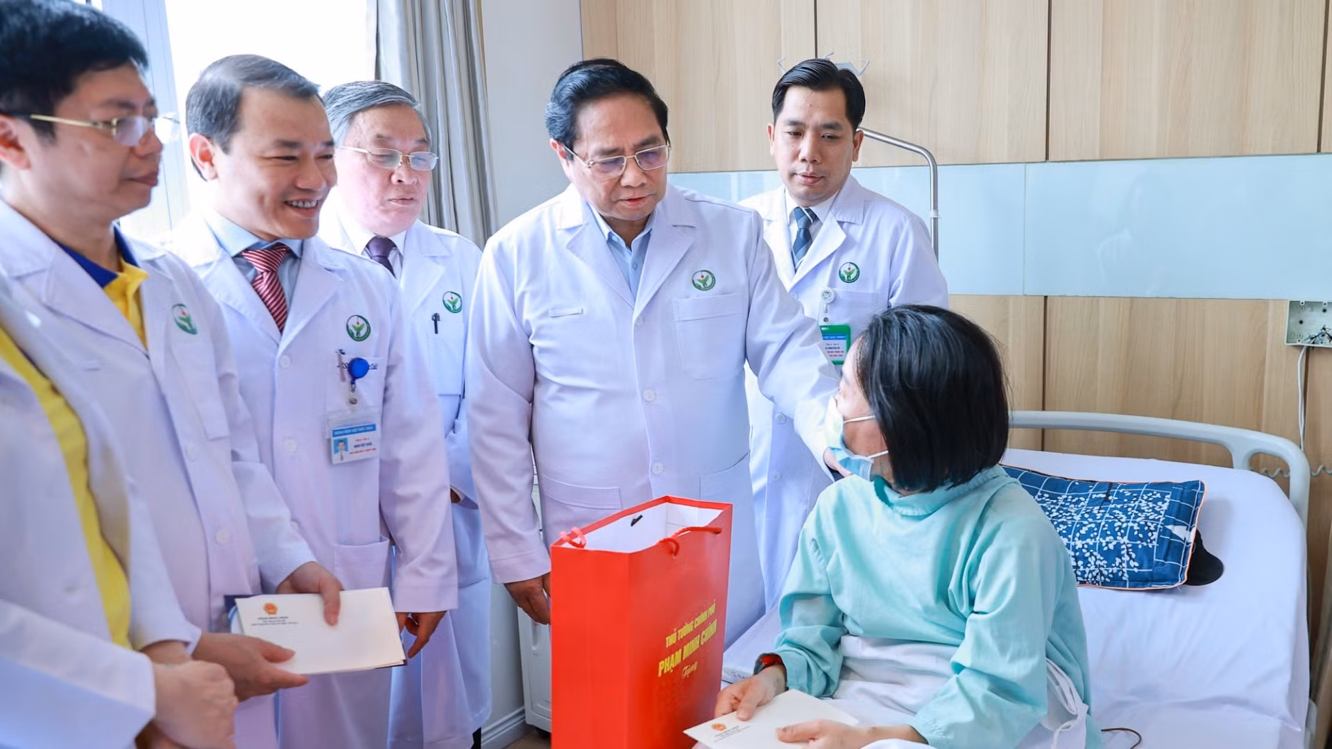 Thủ tướng thăm hỏi sức khỏe bệnh nhân được ghép tạng.