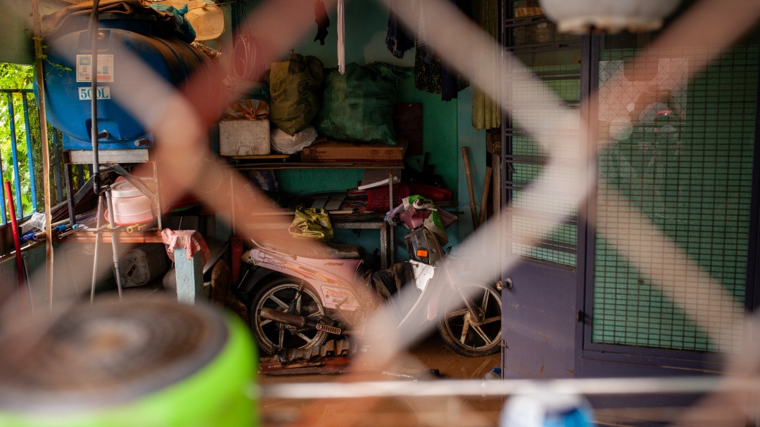 Bất lực nhìn cảnh thiệt hại nhà cửa, ông Nguyễn Hoài Sơn, 81 tuổi sống đối diện, buồn rầu nói: “Giờ không có điện, nên phải đợi thằng con về mới dọn được. Tối qua tôi ở lại trên gác lửng, nhưng mà già yếu nên không cất dọn được, đành cam chịu cảnh tivi, bàn ghế ngập trong nước. Thiệt hại lắm!”