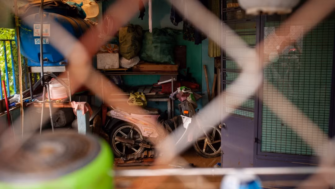 Bất lực nhìn cảnh thiệt hại nhà cửa, ông Nguyễn Hoài Sơn, 81 tuổi sống đối diện, buồn rầu nói: “Giờ không có điện, nên phải đợi thằng con về mới dọn được. Tối qua tôi ở lại trên gác lửng, nhưng mà già yếu nên không cất dọn được, đành cam chịu cảnh tivi, bàn ghế ngập trong nước. Thiệt hại lắm!”