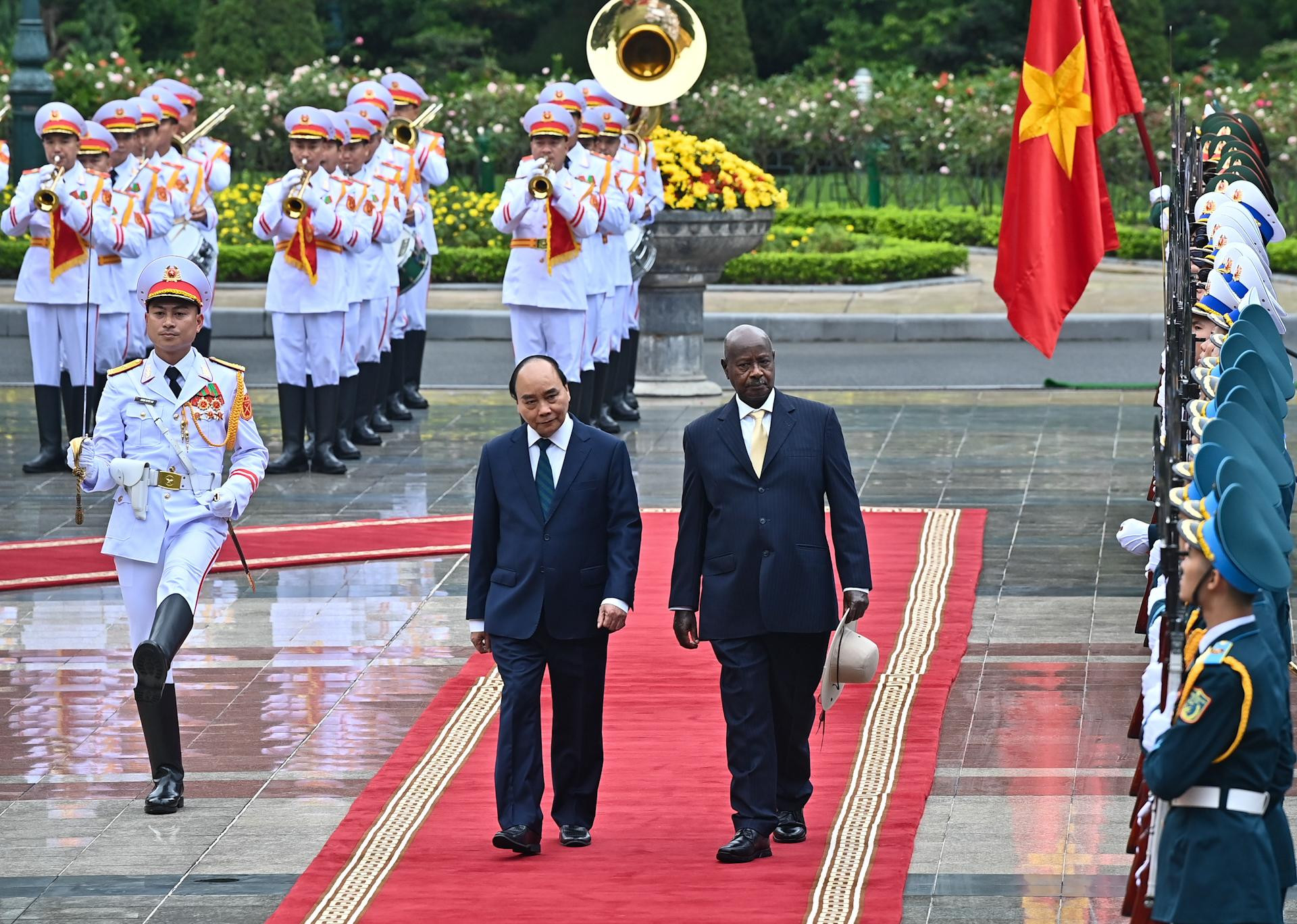 Chủ tịch nước Nguyễn Xuân Phúc và Tổng thống Uganda Yoweri Kaguta Museveni duyệt đội danh dự Quân đội nhân dân Việt Nam.