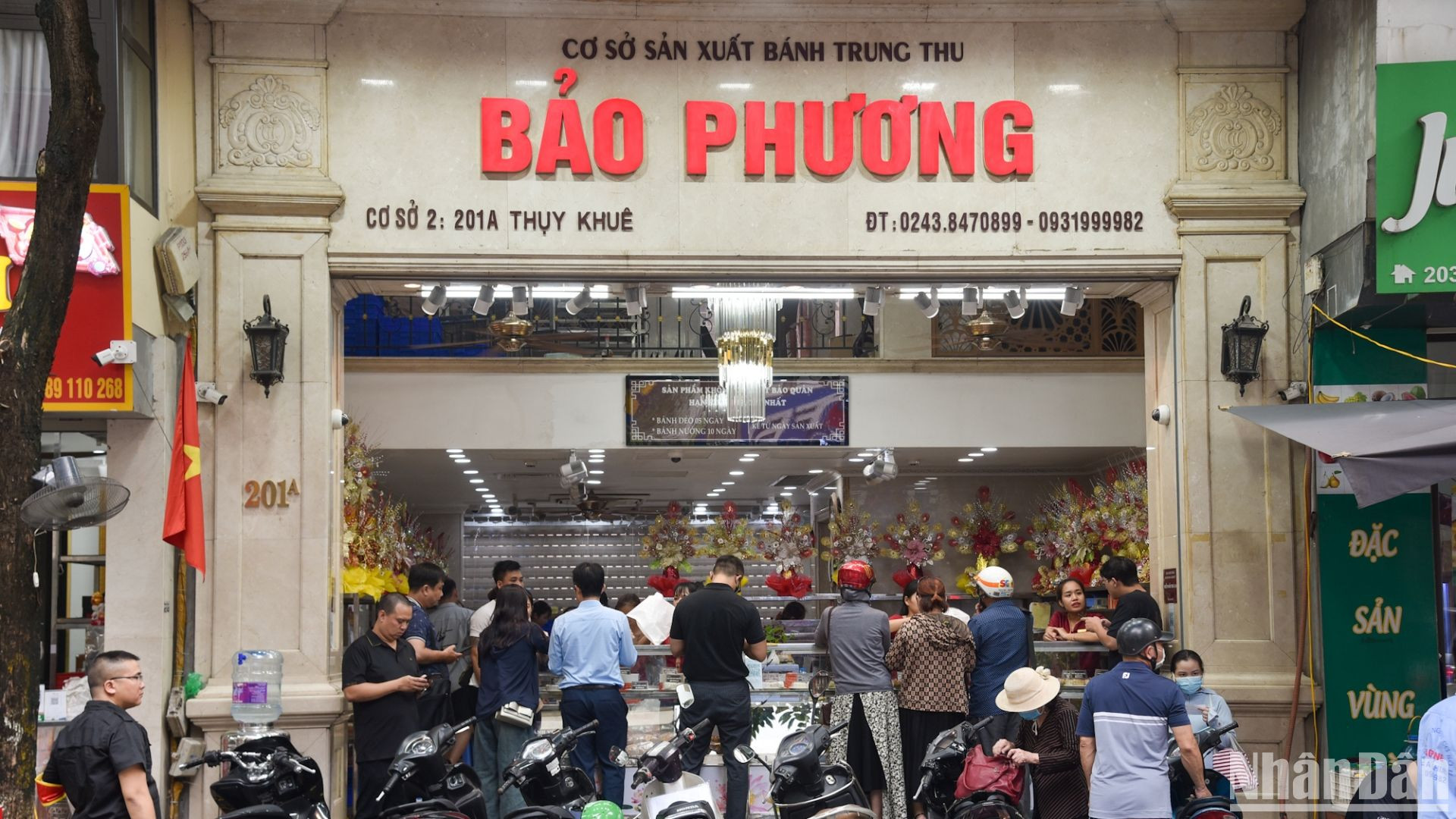 Một cửa hàng bán bánh Trung thu truyền thống tại phố Thụy Khuê (Tây Hồ, Hà Nội) cũng đã dần đông khách, người mua người bán tấp nập.
