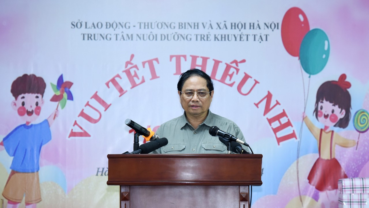 Thủ tướng Phạm Minh Chính phát biểu động viên trẻ em khuyết tật tại Trung tâm Nuôi dưỡng trẻ khuyết tật Hà Nội.