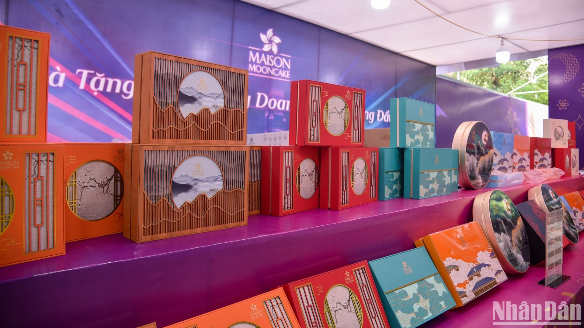 Theo chủ ki-ốt chia sẻ, nhu cầu mua bánh của người dân tăng cao theo từng ngày. Năm nay, bánh có nhiều mẫu mã và hương vị mới mẻ hơn so năm ngoái, giúp người mua dễ dàng chọn lựa theo nhu cầu.