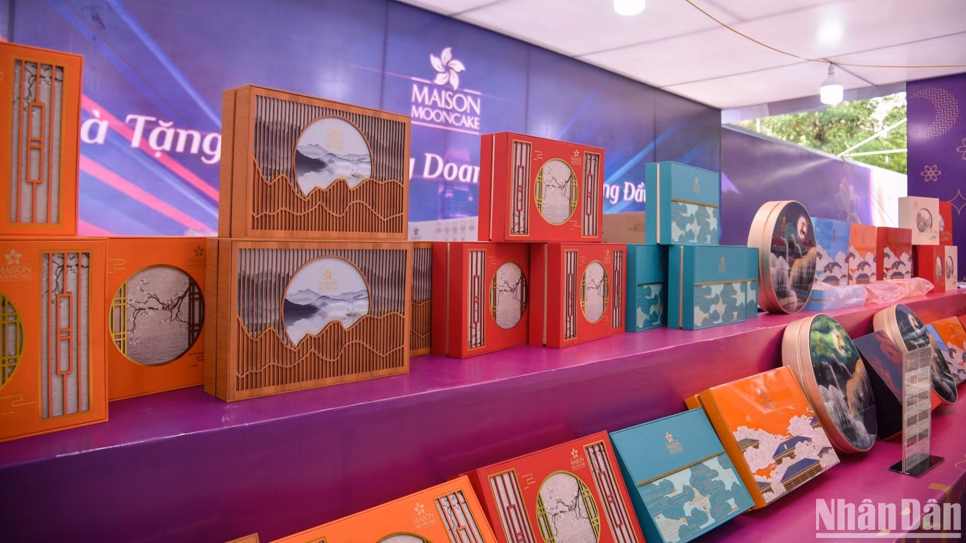 Theo chủ ki-ốt chia sẻ, nhu cầu mua bánh của người dân tăng cao theo từng ngày. Năm nay, bánh có nhiều mẫu mã và hương vị mới mẻ hơn so năm ngoái, giúp người mua dễ dàng chọn lựa theo nhu cầu.