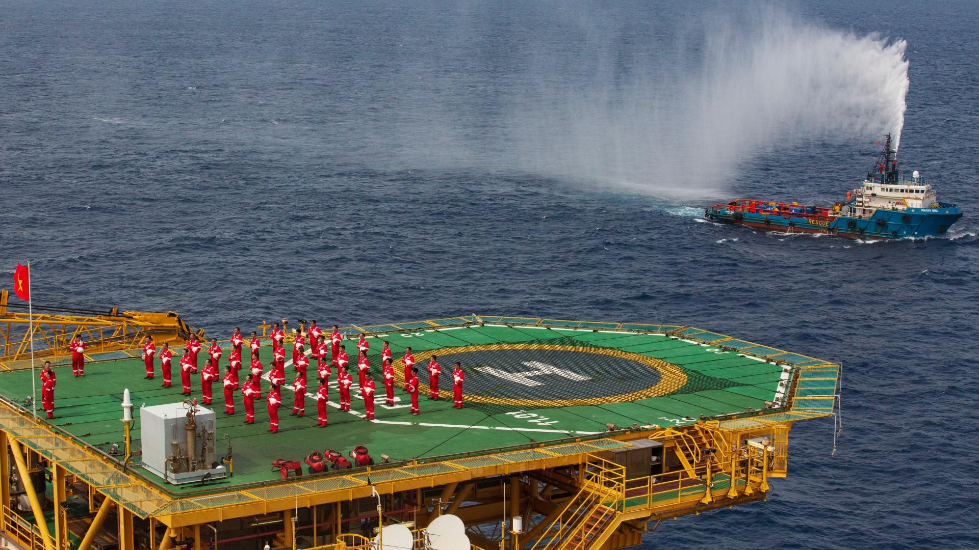 Lễ chào cờ diễn ra tại khu vực bãi đỗ trực thăng của giàn khoan.