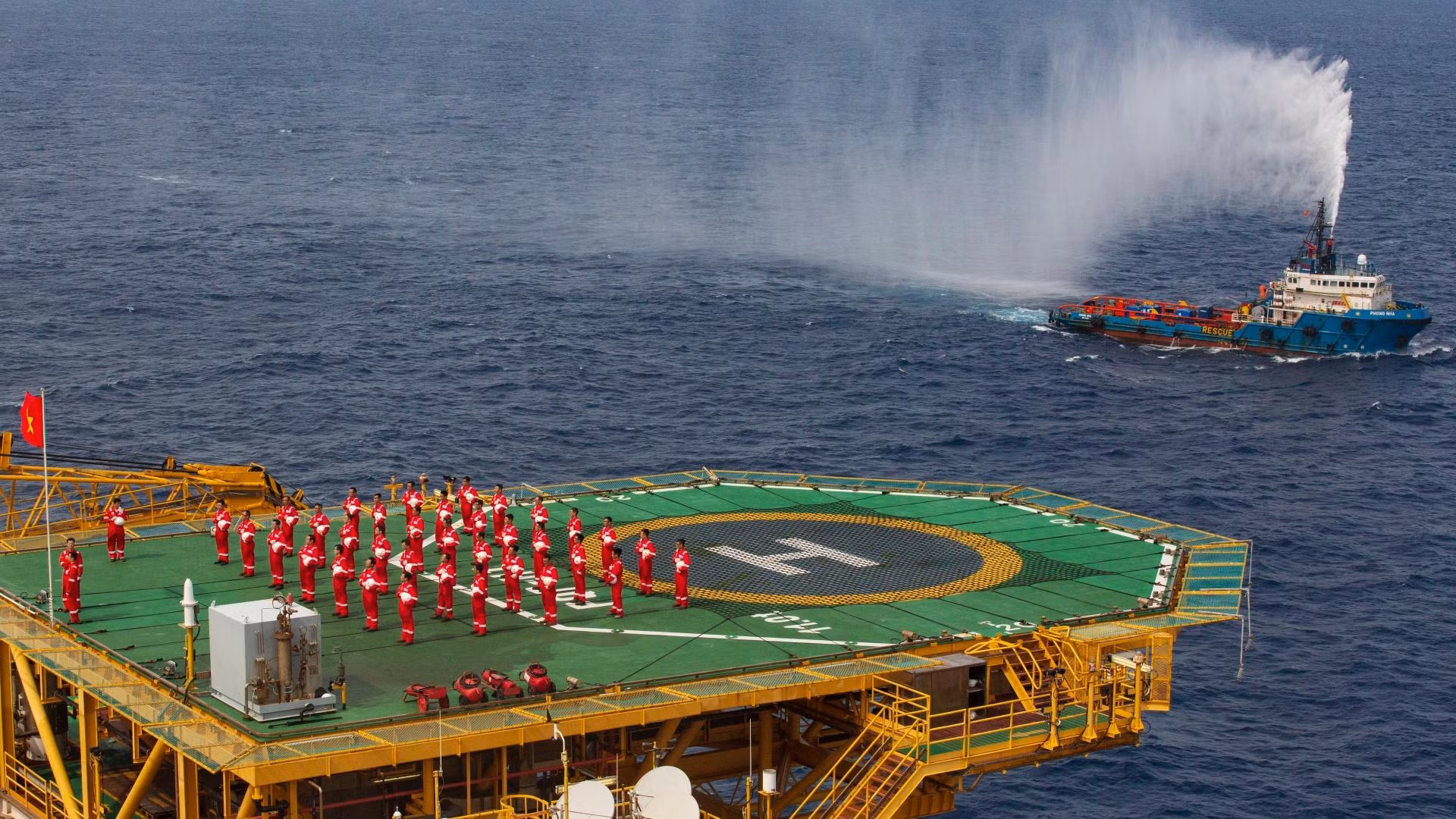 Lễ chào cờ diễn ra tại khu vực bãi đỗ trực thăng của giàn khoan.