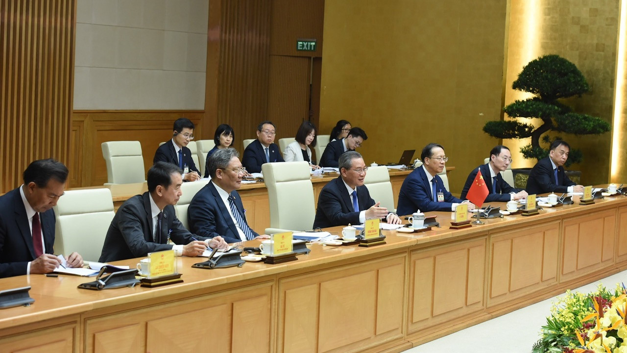 Thủ tướng Trung Quốc Lý Cường và các thành viên tham dự buổi hội đàm với Thủ tướng Phạm Minh Chính.