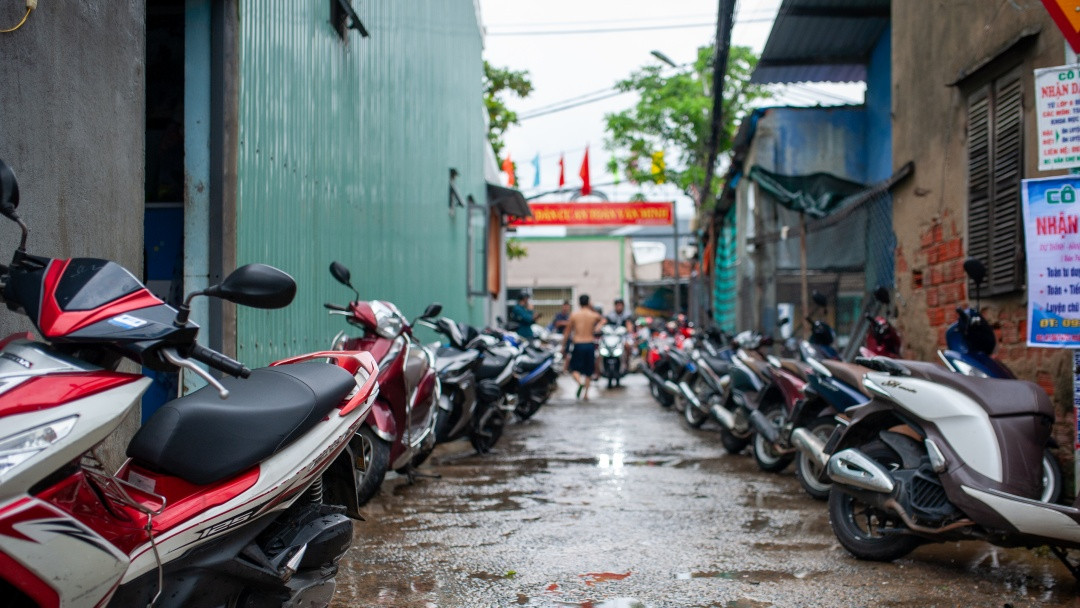 Để tránh hư hại xe máy, nhiều người dân đã quyết định để lại xe nơi đầu kiệt, lội nước về nhà.