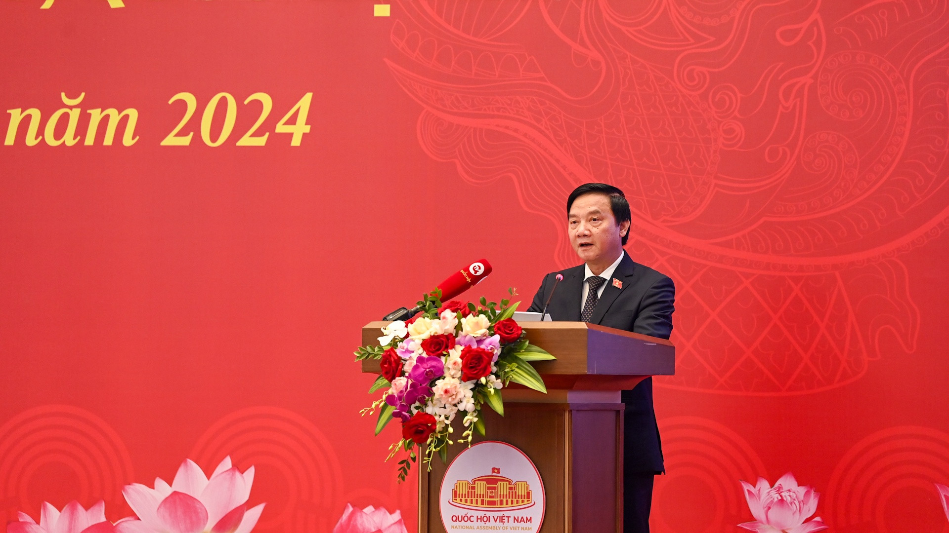 Phó Chủ tịch Quốc hội Nguyễn Khắc Định trình bày Báo cáo quán triệt những điểm mới, nội dung trọng tâm, yêu cầu và nhiệm vụ chủ yếu triển khai luật, nghị quyết được Quốc hội thông qua tại Kỳ họp thứ Sáu và Kỳ họp bất thường lần thứ Năm, Quốc hội khóa XV.