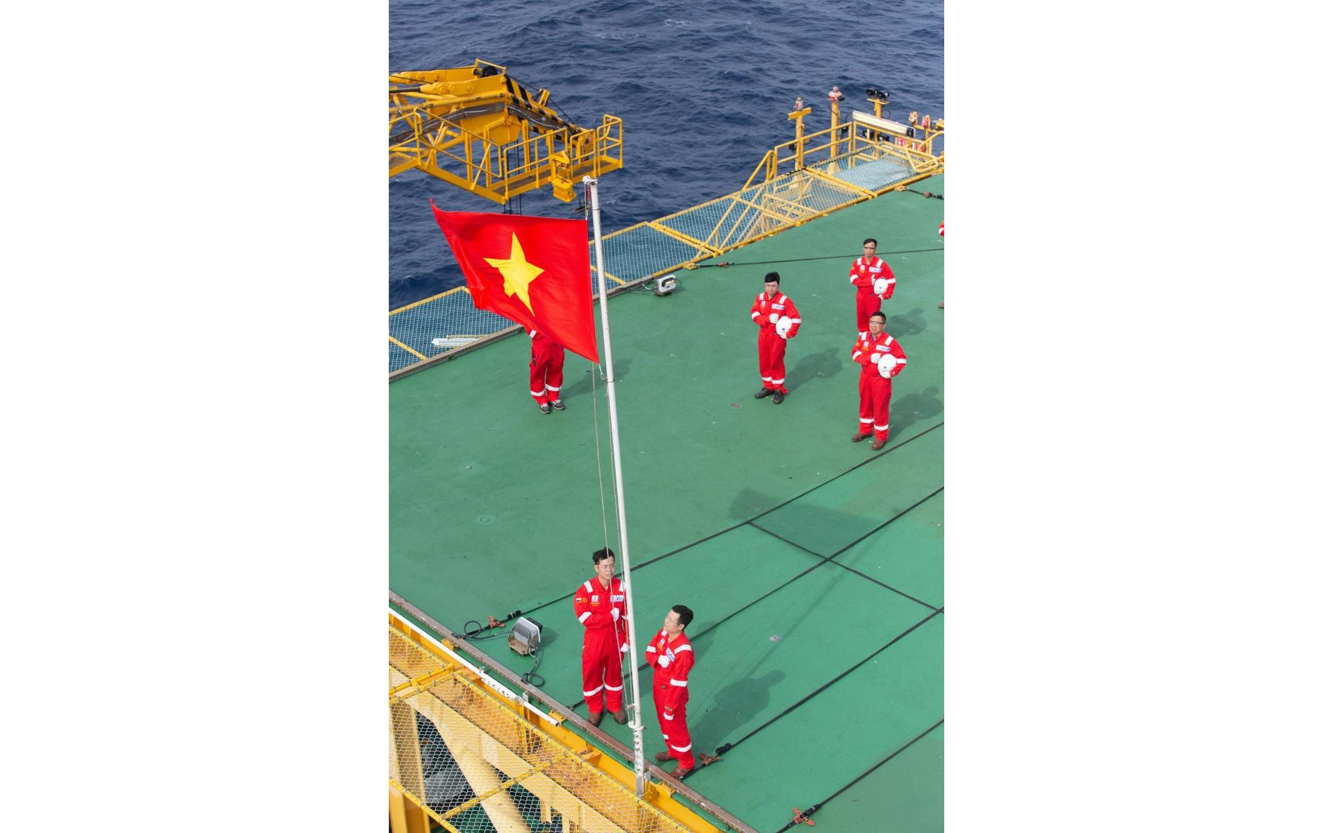 Nguyễn Ngọc Nhã, người nhận trách nhiệm kéo cờ lần này nói mỗi lần đứng hát Quốc ca ở đây, anh đều cảm giác xúc động khôn tả. Nhã cũng là một trong những đảng viên trẻ được kết nạp ngay tại giàn khoan Hải Thạch-Mộc Tinh năm 2020.