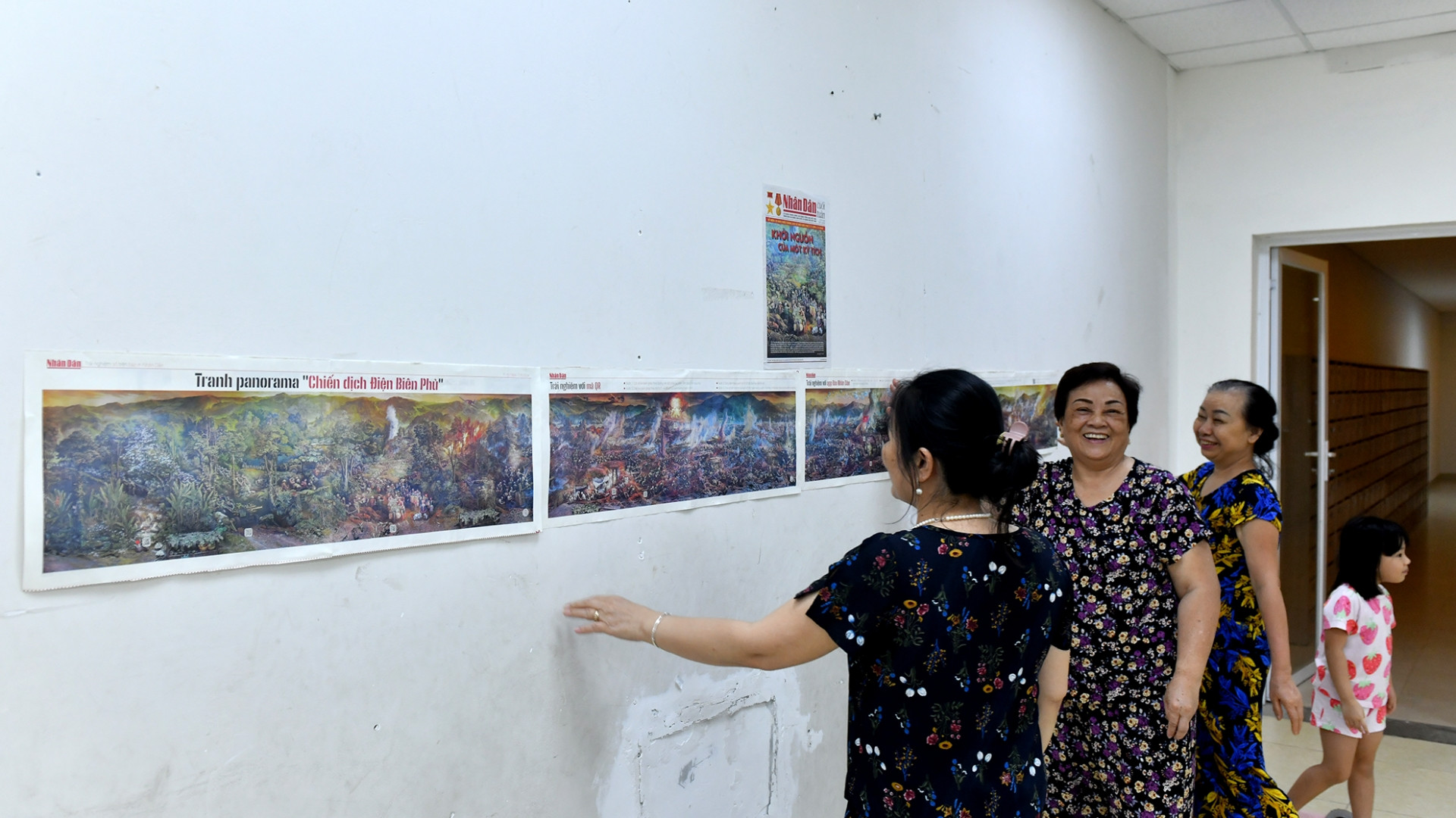Bức tranh panorama “Chiến dịch Điện Biên Phủ” được dán tại nhà sinh hoạt cộng đồng khu dân cư.