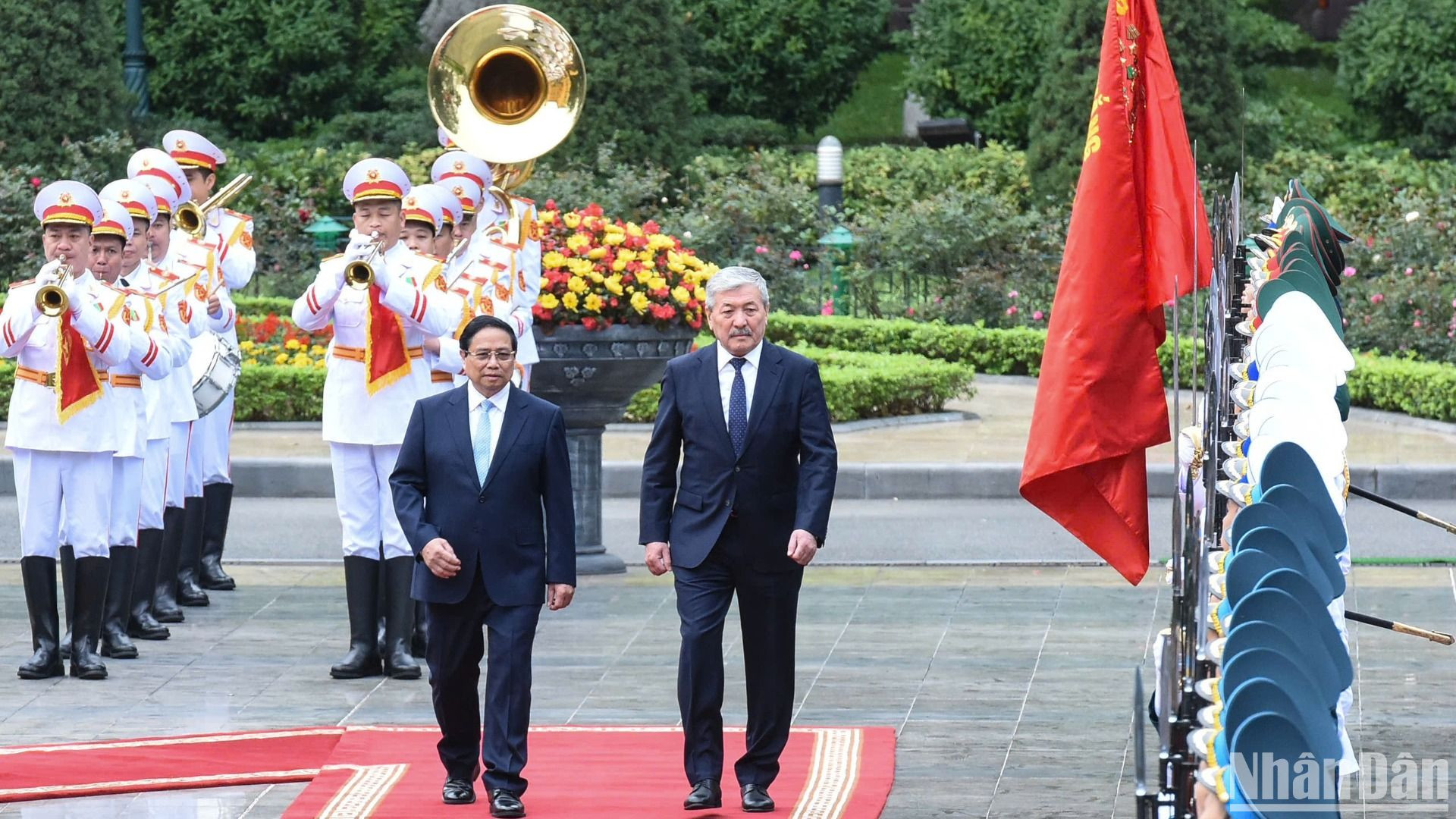 Thủ tướng Phạm Minh Chính và Thủ tướng Kyrgyzstan Adylbek Kasymaliev duyệt Đội danh dự Quân đội nhân dân Việt Nam.