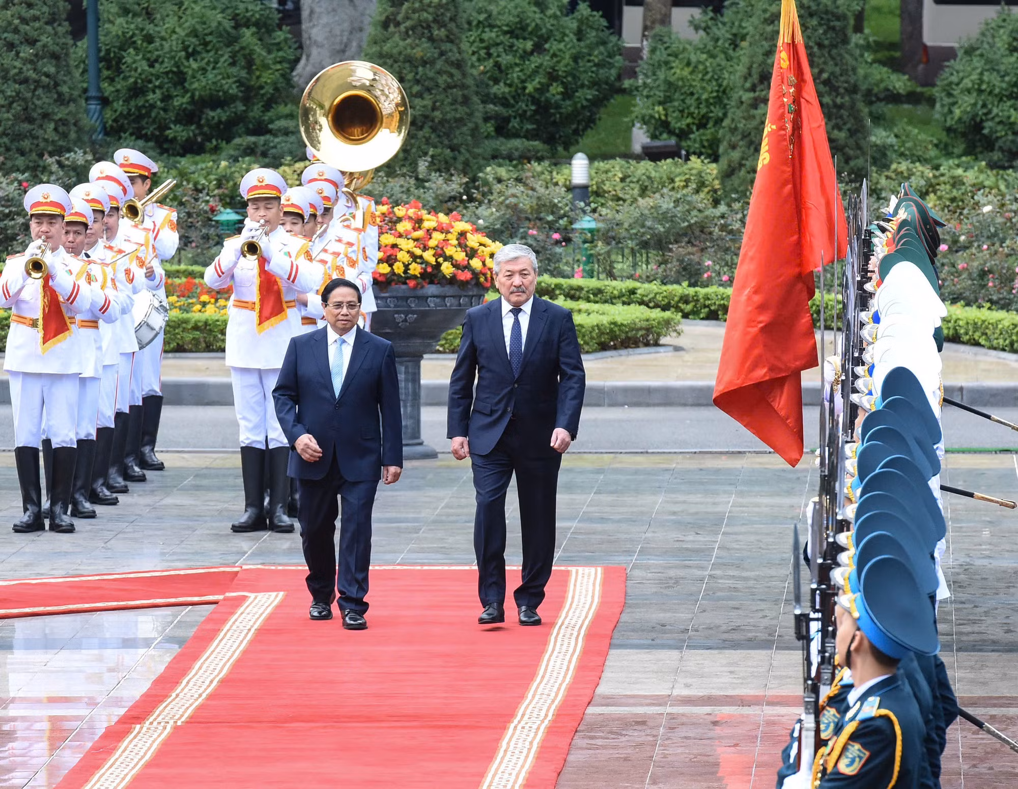 Thủ tướng Phạm Minh Chính và Thủ tướng Kyrgyzstan Adylbek Kasymaliev duyệt Đội danh dự Quân đội nhân dân Việt Nam.