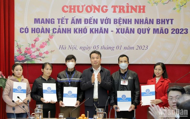 Tổng Giám đốc Bảo hiểm xã hội Nguyễn Thế Mạnh trao quà hỗ trợ bệnh nhân bảo hiểm y tế có hoàn cảnh khó khăn dịp Tết Nguyên đán 2023. (Ảnh: Trần Hải)