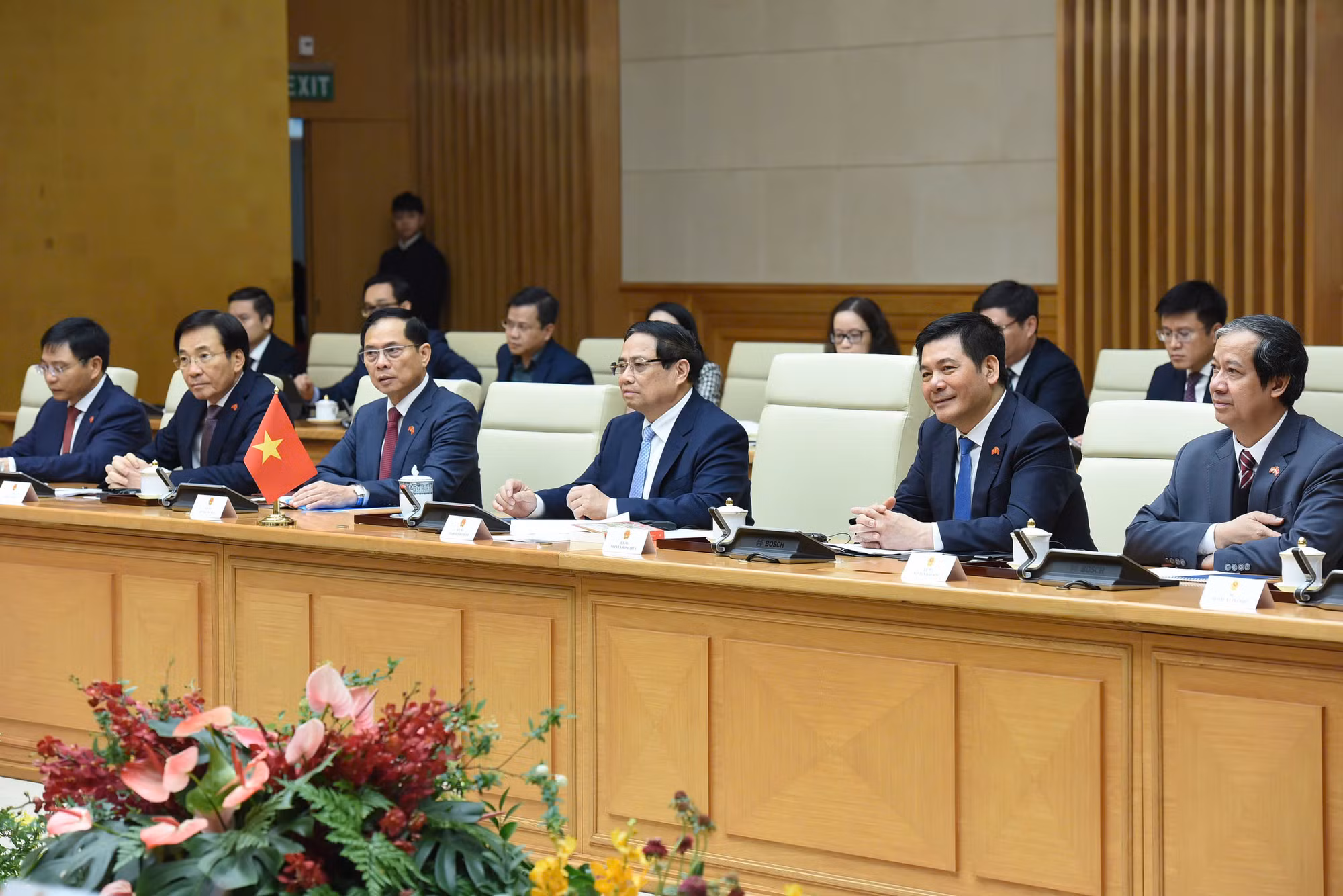 Thủ tướng Phạm Minh Chính và các thành viên Chính phủ Việt Nam hội đàm với Thủ tướng Kyrgyzstan Adylbek Kasymaliev.