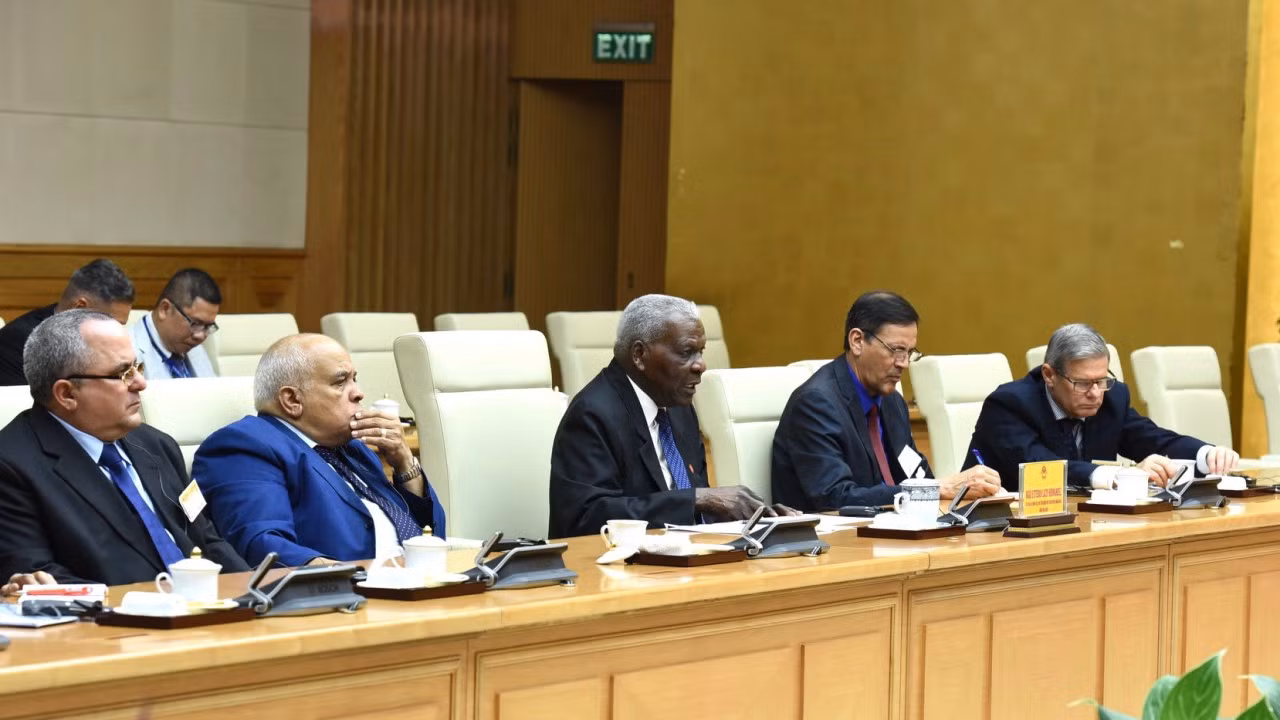 Chủ tịch Quốc hội Cuba Esteban Lazo Hernandez và các thành viên trong đoàn tham dự buổi tiếp. Chủ tịch Quốc hội Cuba Esteban Lazo Hernandez và các thành viên trong đoàn tham dự buổi tiếp.