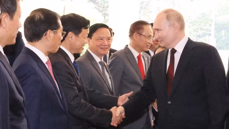 Tổng thống Liên bang Nga Vladimir Putin với các thành viên Đoàn Việt Nam. (Ảnh: Lâm Khánh/TTXVN)