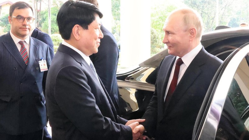 Ủy viên Bộ Chính trị, Thường trực Ban Bí thư Lương Cường đón Tổng thống Liên bang Nga Vladimir Putin tại sảnh Trụ sở Trung ương Đảng. (Ảnh: Lâm Khánh/TTXVN)