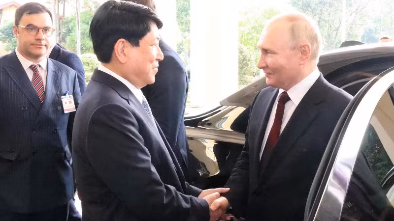 Ủy viên Bộ Chính trị, Thường trực Ban Bí thư Lương Cường đón Tổng thống Liên bang Nga Vladimir Putin tại sảnh Trụ sở Trung ương Đảng. (Ảnh: Lâm Khánh/TTXVN)