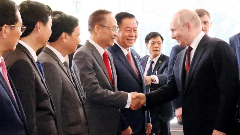 Tổng thống Liên bang Nga Vladimir Putin với các thành viên Đoàn Việt Nam. (Ảnh: Lâm Khánh/TTXVN)