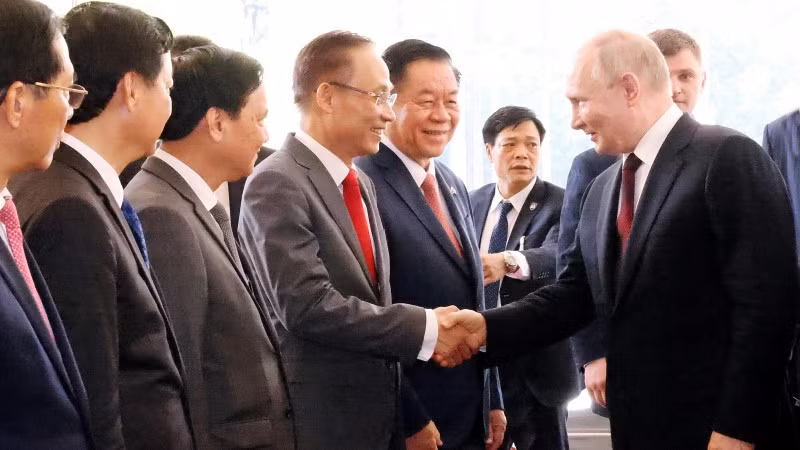Tổng thống Liên bang Nga Vladimir Putin với các thành viên Đoàn Việt Nam. (Ảnh: Lâm Khánh/TTXVN)