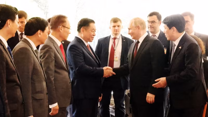 Tổng thống Liên bang Nga Vladimir Putin với các thành viên Đoàn Việt Nam. (Ảnh: Lâm Khánh/TTXVN)