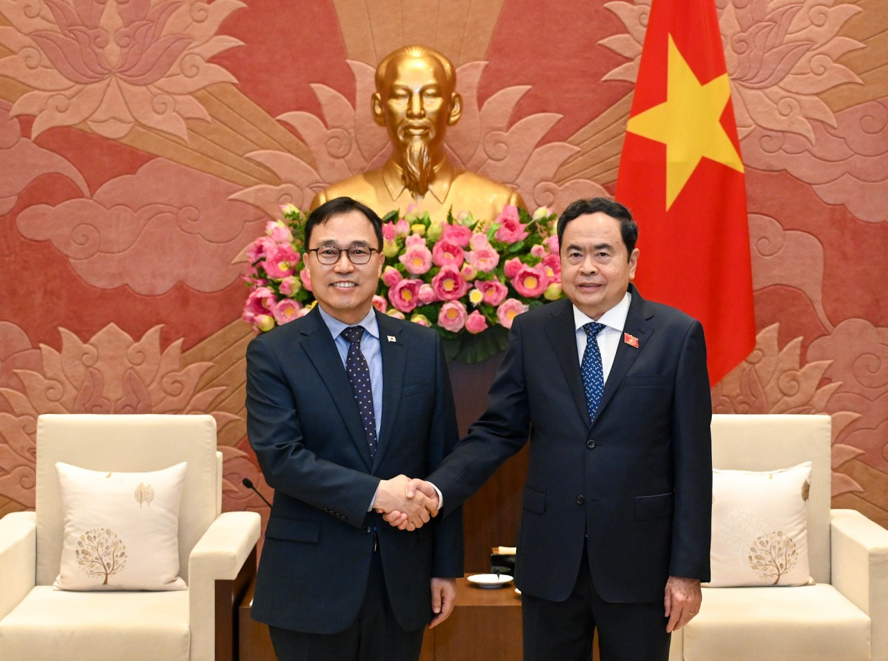 Chủ tịch Quốc hội Trần Thanh Mẫn và Đại sứ Hàn Quốc Choi Young Sam.