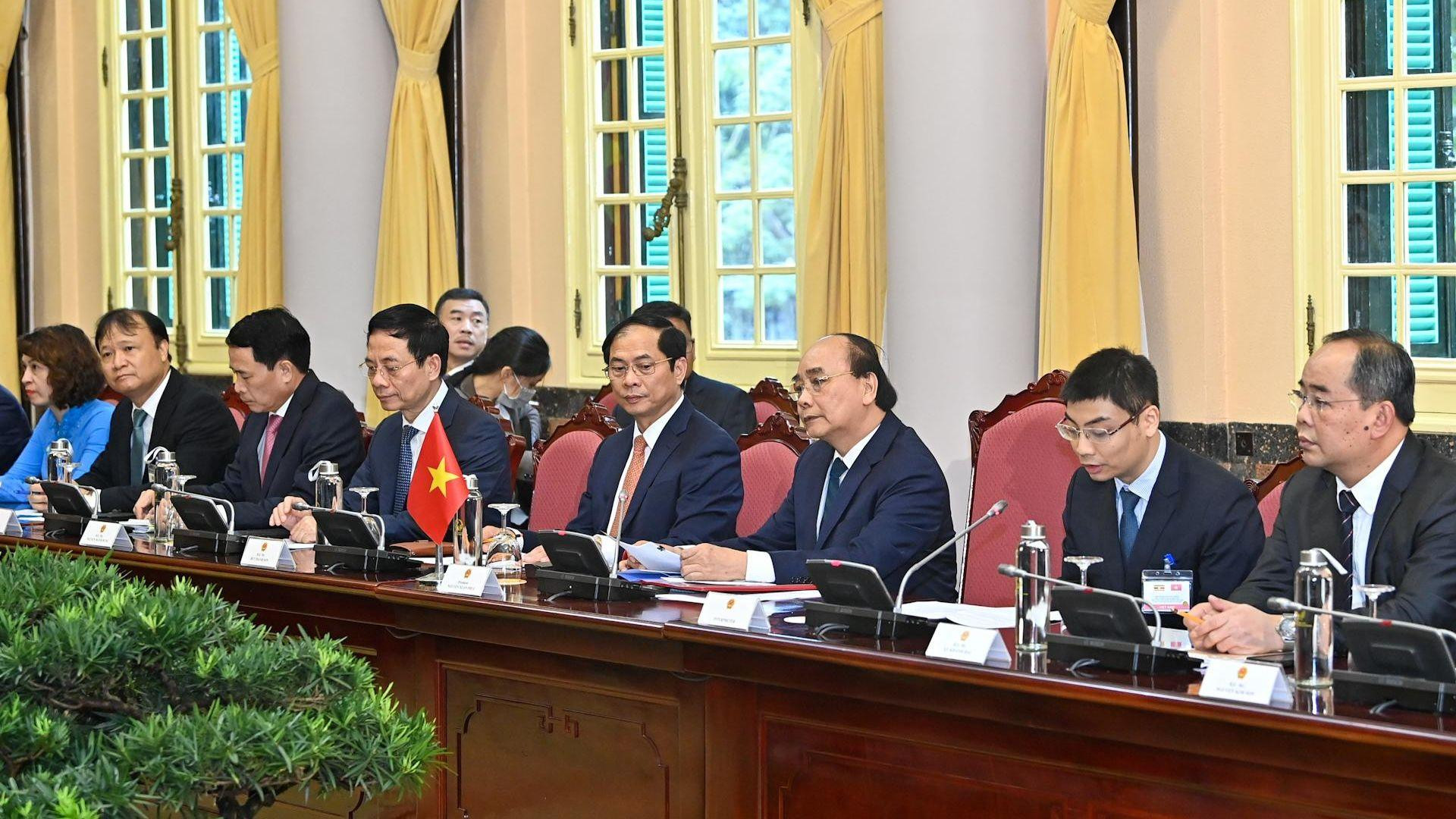 Đoàn đại biểu Việt Nam dự buổi hội đàm.