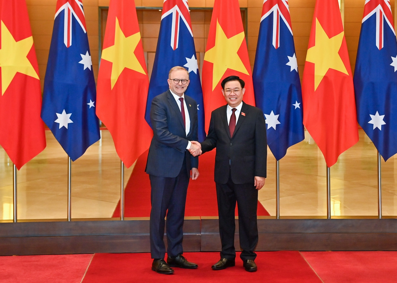 Chủ tịch Quốc hội Vương Đình Huệ chụp ảnh lưu niệm Thủ tướng Australia Anthony Albanese.