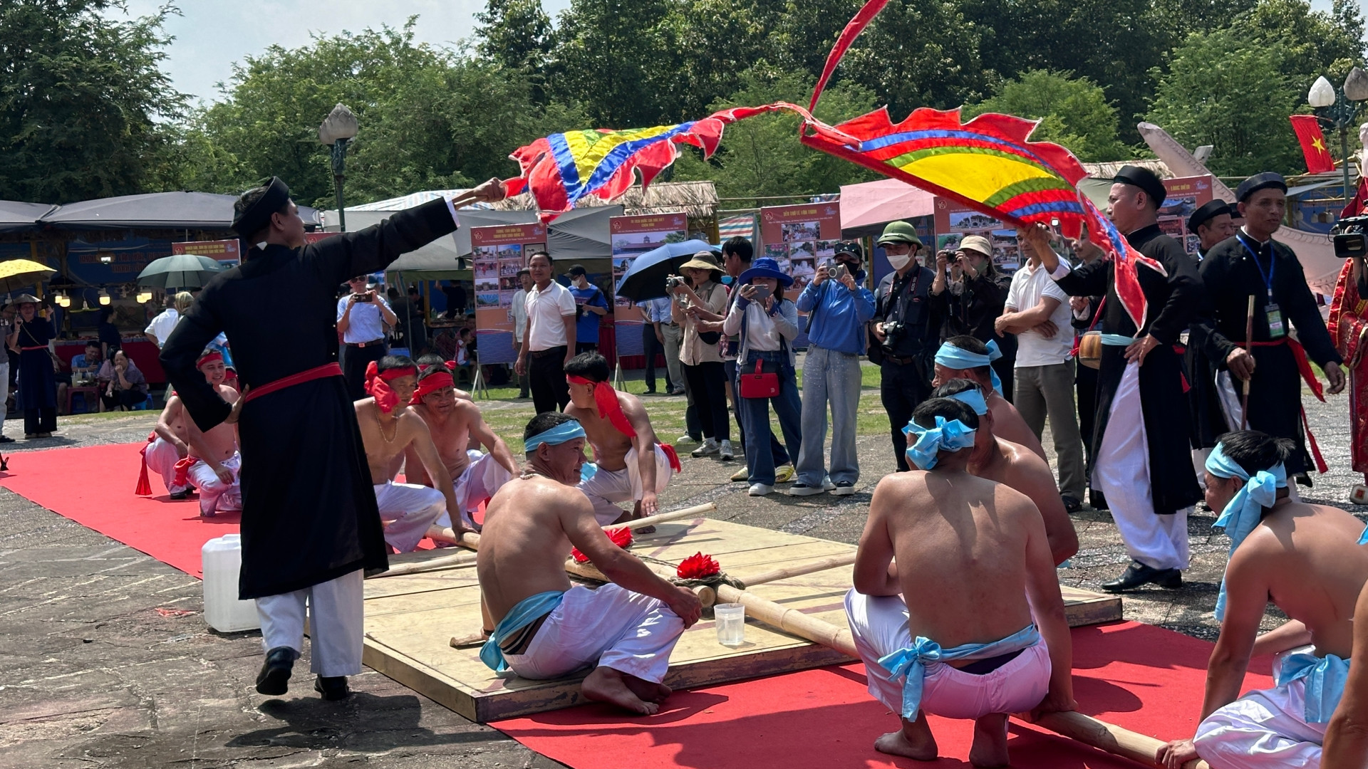 Các nghệ nhân tái hiện nghi thức và trò chơi kéo co làng Hữu Chấp - Di sản văn hóa phi vật thể đại diện của nhân loại.