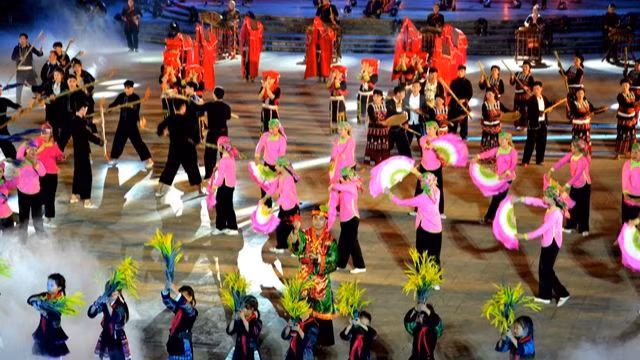 Tưng bừng Tuần Văn hóa-Du lịch Sa Pa 2023, tại sân vận động trung tâm thị xã Sa Pa, tối 20/9/2023. (Ảnh: QUỐC HỒNG)