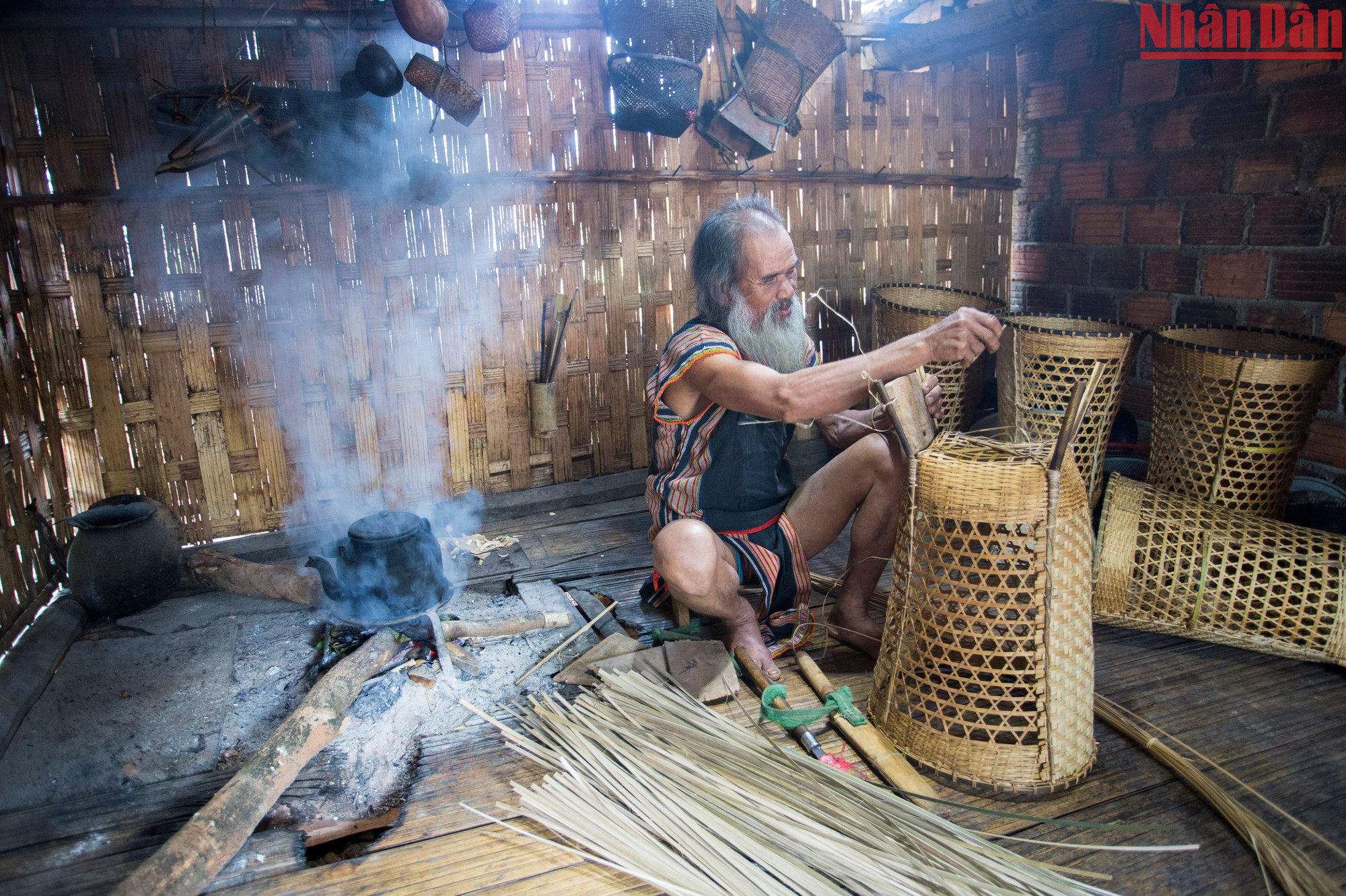 Nghề phụ của các gia đình cộng đồng người Gia Rai thường là đan lát. (Ảnh: Thành Đạt)