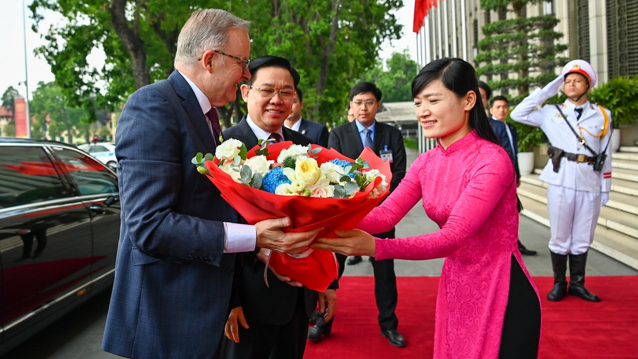 Nhân viên Văn phòng Quốc hội tặng hoa chào mừng Thủ tướng Australia.
