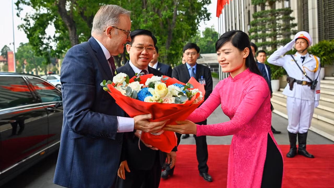 Nhân viên Văn phòng Quốc hội tặng hoa chào mừng Thủ tướng Australia.
