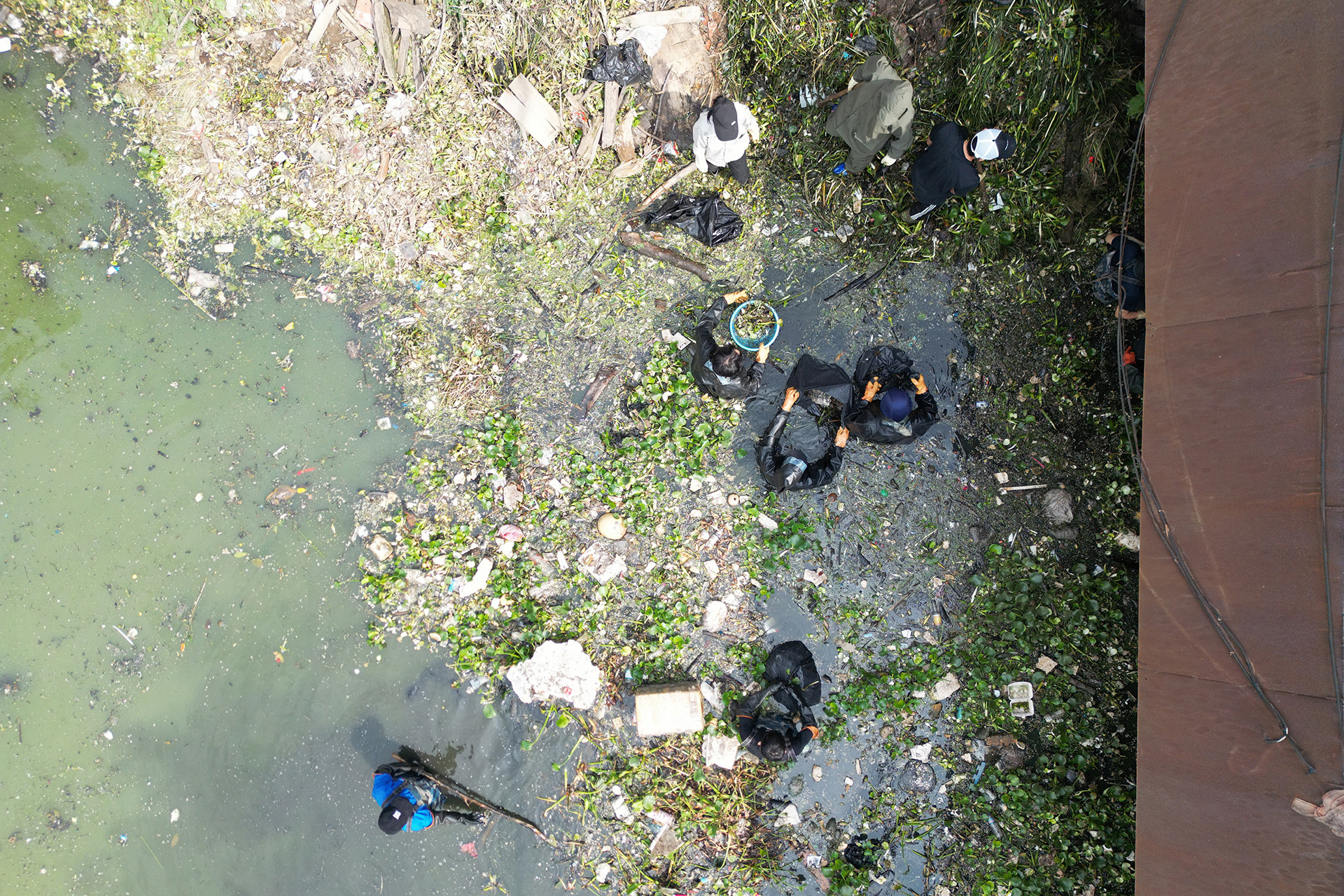 Bạn Trần Đức Hải, sinh viên năm 4 Trường đại học Giao thông vận tải, tham gia cùng đội được 4 buổi cho biết: "Tôi biết đến nhóm thông qua kênh TikTok, những ngày đầu khá mệt do chưa quen công việc nhưng giờ bao nhiêu cái mệt đều qua đi bởi sự vui vẻ, rộn ràng, quan tâm, chia sẻ của các thành viên với nhau trong mỗi buổi làm việc". Bạn Trần Đức Hải, sinh viên năm 4 Trường đại học Giao thông vận tải, tham gia cùng đội được 4 buổi cho biết: "Tôi biết đến nhóm thông qua kênh TikTok, những ngày đầu khá mệt do chưa quen công việc nhưng giờ bao nhiêu cái mệt đều qua đi bởi sự vui vẻ, rộn ràng, quan tâm, chia sẻ của các thành viên với nhau trong mỗi buổi làm việc".