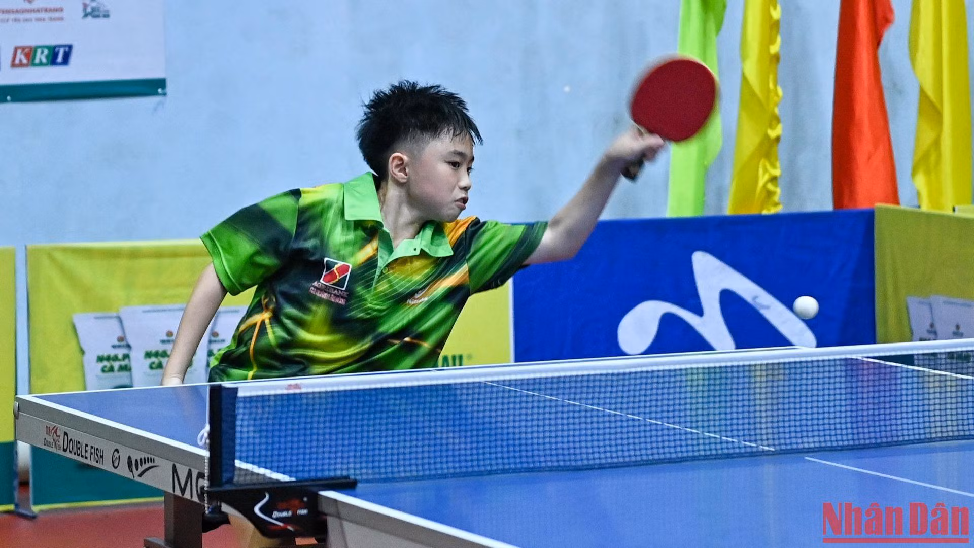 Lý Gia Huy - VĐV Lâm Đồng, năm nay tròn 12 tuổi, từng giành Huy chương Vàng giải các cây vợt xuất sắc nhi đồng toàn quốc năm 2019 là một trong những tay vợt nhỏ tuổi nhất giải.