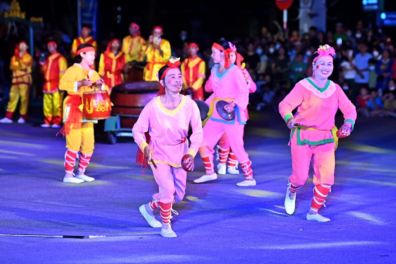 Sôi động các tiết mục nghệ thuật truyền thống tại Lễ hội đường phố.