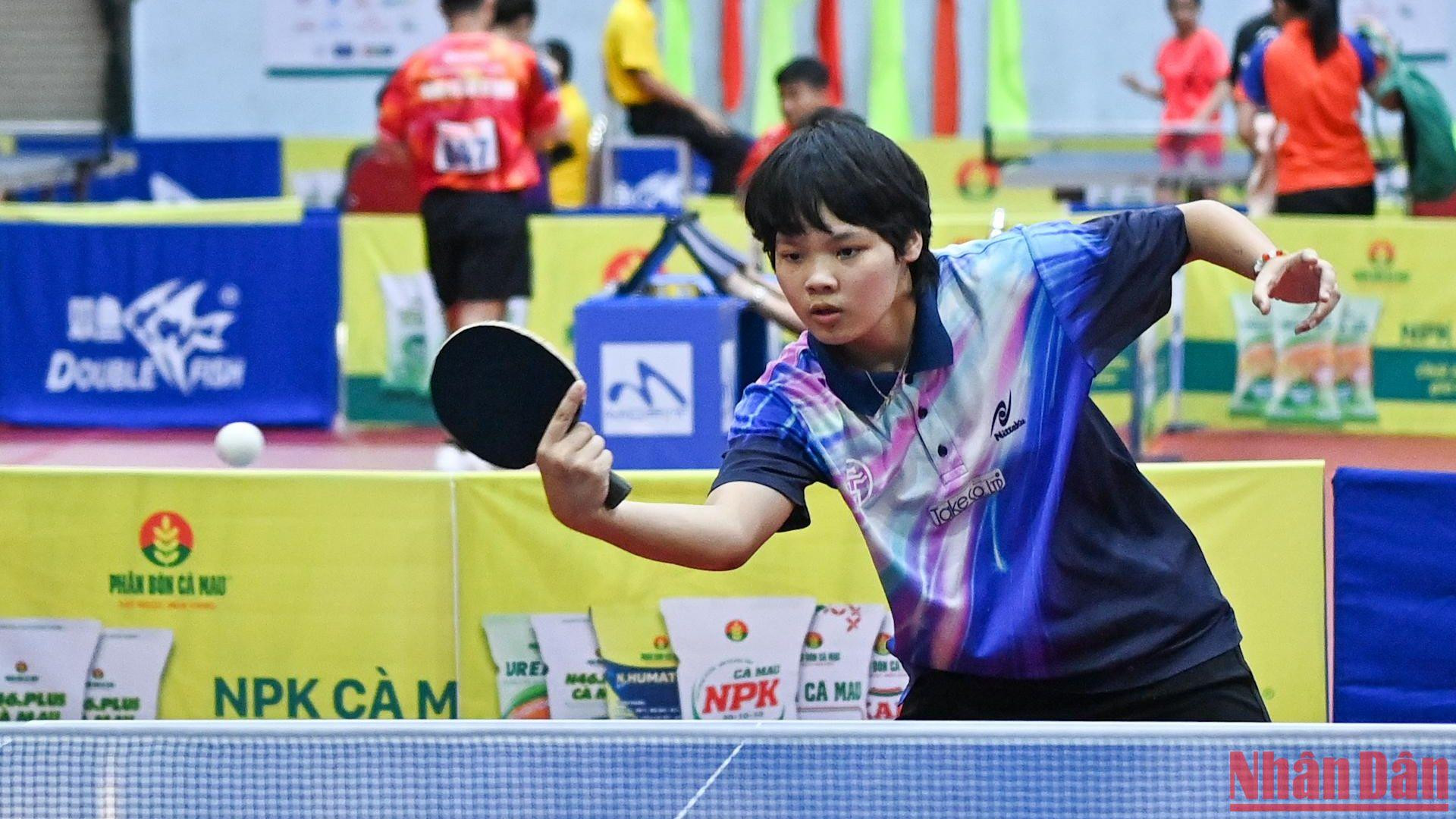 Và Linh Đan không phải là tay vợt &quot;thần đồng&quot; duy nhất của giải. Phùng Phương Linh (14 tuổi) của Hà Nội đã thắng hai trận ở nội dung đơn nữ để lọt vào đến vòng 32.