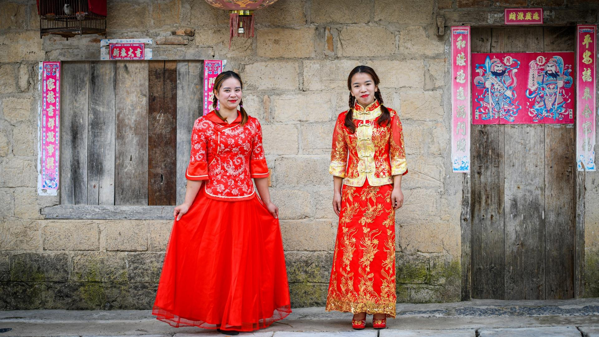 Người Hoa thường tự may trang phục tại nhà, họ ưa chuộng hoa văn thổ cẩm và màu sắc tươi sáng. (Ảnh: Thành Đạt)