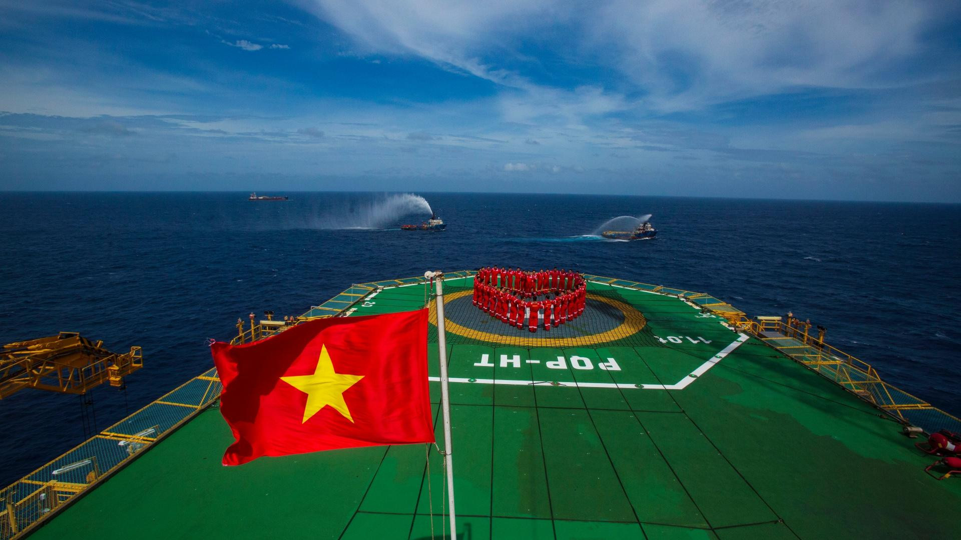 Biển Đông-01 là dự án trọng điểm quốc gia của ngành Dầu khí Việt Nam, được phát triển trên đề án khai thác 2 mỏ khí - condensate Hải Thạch và Mộc Tinh với thời gian dự kiến là 25 năm, công suất khai thác 25.000 thùng condensate và 8,5 triệu m3 khí/ngày. Dự án cũng đạt kỷ lục về khối lượng, độ sâu nước biển và quy mô dự án.