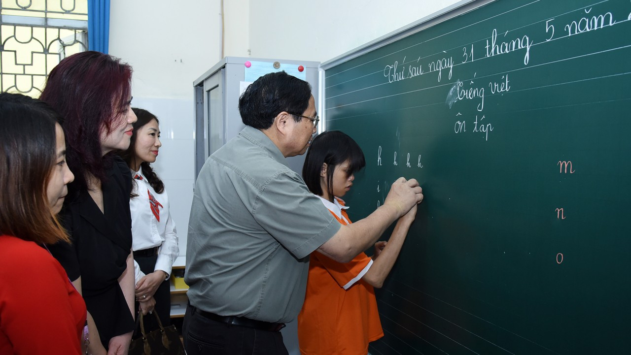 Thủ tướng Phạm Minh Chính tham gia tiết học tiếng Việt cùng trẻ em tại Trung tâm Nuôi dưỡng trẻ khuyết tật Hà Nội.