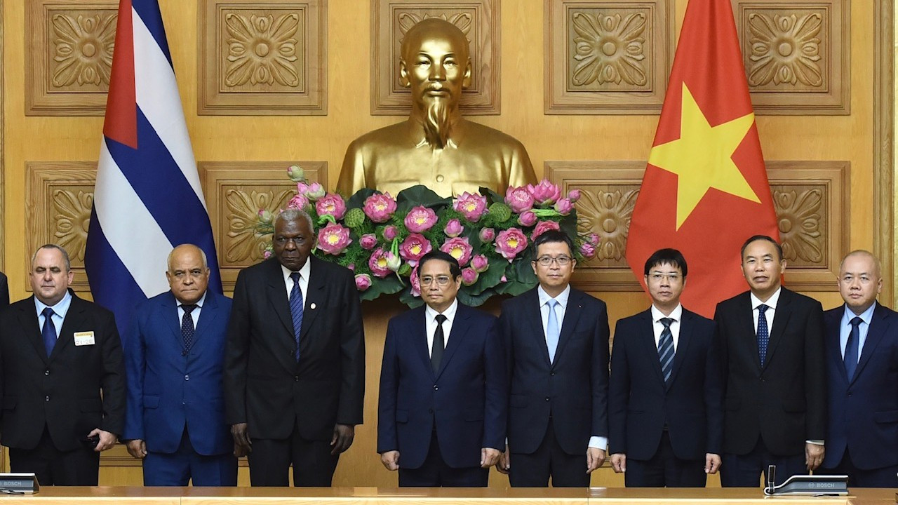 Thủ tướng Phạm Minh Chính, Chủ tịch Quốc hội Cuba Esteban Lazo Hernandez và các thành viên đoàn Cuba.