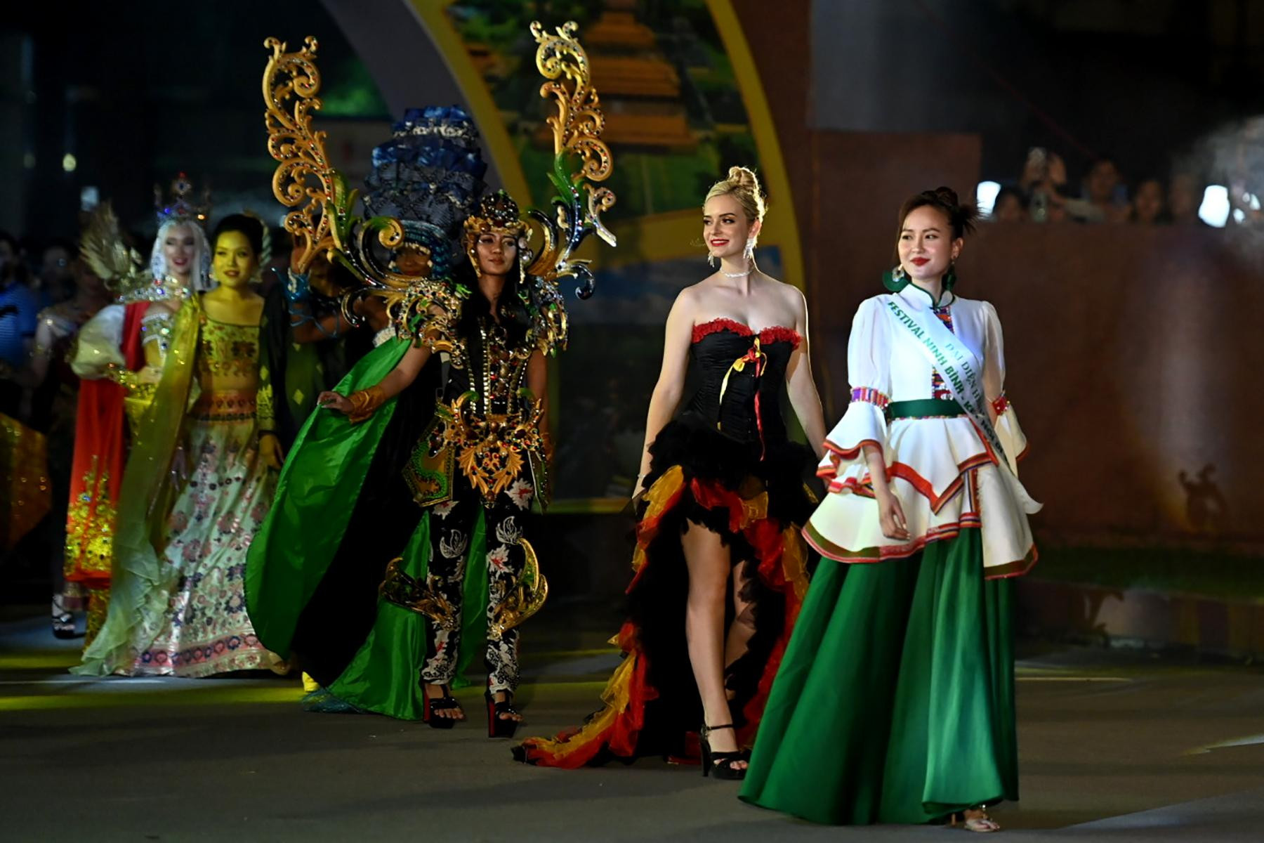 Màn biểu diễn của các hoa hậu là đại diện của các quốc gia và vùng lãnh thổ trên thế giới tham gia Cuộc thi Hoa hậu Du lịch thế giới được tổ chức tại Việt Nam.