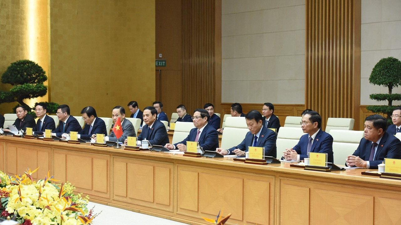 Thủ tướng Phạm Minh Chính và các thành viên Chính phủ Việt Nam tham dự hội đàm với Thủ tướng Trung Quốc Lý Cường.