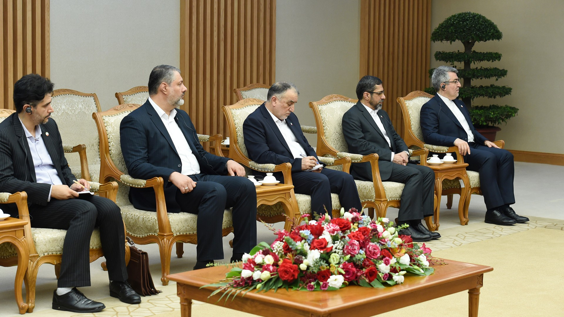 Các thành viên đoàn Tư lệnh Thực thi pháp luật Iran Ahmad Reza Radan cùng tham dự buổi tiếp.