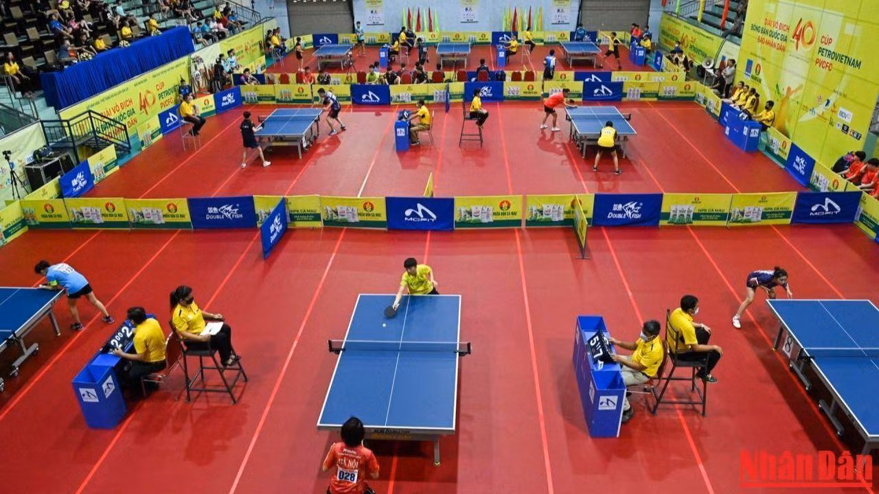 Với gần 170 vận động viên tham dự, Giải vô địch bóng bàn Báo Nhân Dân lần thứ 40 tiếp tục có sự tham gia của nhiều cây vợt trẻ đầy tiềm năng, mang đến cho khán giả những cuộc đấu hấp dẫn và kịch tính.