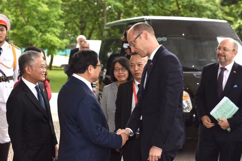 Thủ tướng Phạm Minh Chính đón Chủ tịch Hội đồng Quốc gia Liên bang Thụy Sĩ Martin Candinas.
